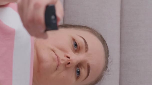 Zenuwachtige Vrouw Wisselt Van Zender Paniekaanvallen Zenuwinzinkingen Verticale Video — Stockvideo