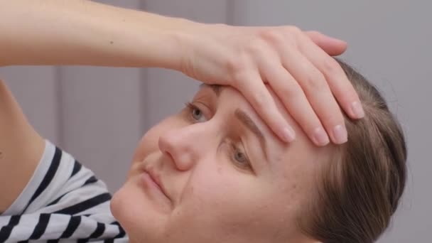 Närbild Stackars Ledsen Deprimerad Ung Kvinna Kvinna Med Huvudet Nedåt — Stockvideo