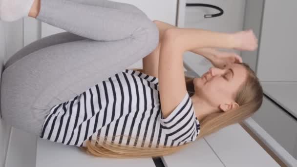 Kaukasische Frau Die Unter Starken Kopfschmerzen Leidet Sitzt Auf Dem — Stockvideo