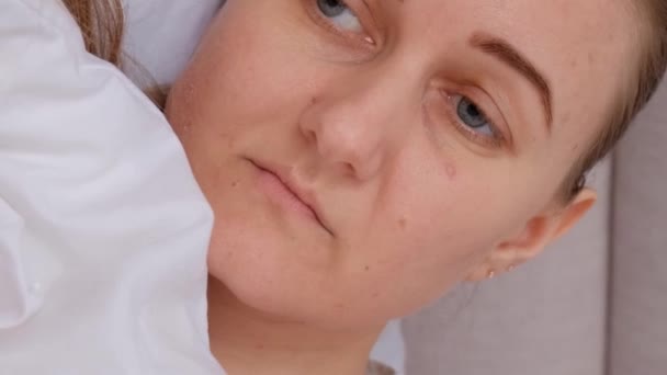 Κοντινό Πλάνο Καταθλιπτικής Θλιμμένης Νεαρής Γυναίκας Ξαπλωμένης Στο Κρεβάτι Σκεπτόμενης — Αρχείο Βίντεο