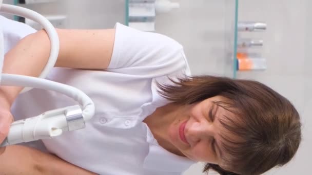 Seorang Ahli Kecantikan Melakukan Perawatan Vakum Untuk Wajah Wanita Untuk — Stok Video