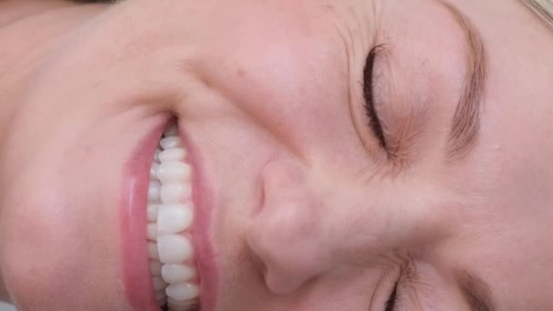 Πορτρέτο Μιας Όμορφης 40Χρονης Ξανθιάς Ευρωπαϊκής Εμφάνισης Που Γελάει Την — Αρχείο Βίντεο