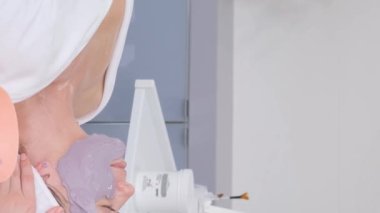 Cilt bakımı sırasında, güzellik uzmanı müşterilerin yüzüne nemlendirici bir maske takar. Dikey video