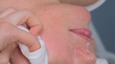 Bir kozmetikçi müşterilerin yüzüne maske takma prosedürüne odaklanır. Bir kadın kaplıcada yüz bakımı sırasında dinlenmekten hoşlanır. Güzellik salonunda etkili bir cilt bakımı. Dikey video