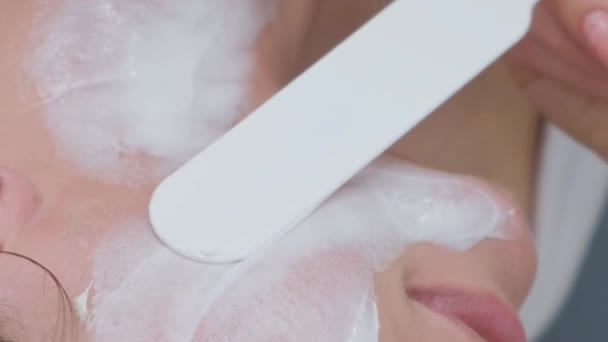 Mani Cosmetologo Tengono Una Spazzola Cosmetica Applicare Una Maschera Ringiovanimento — Video Stock