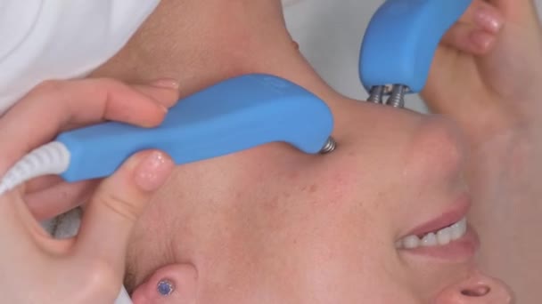 Bir Hasta Elektrikli Yüz Masajı Yaptırır Cilt Tazeleme Kırışıklıklar Düzeliyor — Stok video