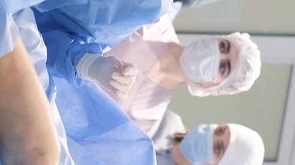 Μια Επαγγελματική Ομάδα Γιατρών Κατά Διάρκεια Μιας Εγχείρησης Ένα Σύγχρονο — Αρχείο Βίντεο