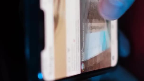 남자의 스마트 화면에 자신의 손가락을 인터넷에서 뭔가를 스마트 비디오 — 비디오