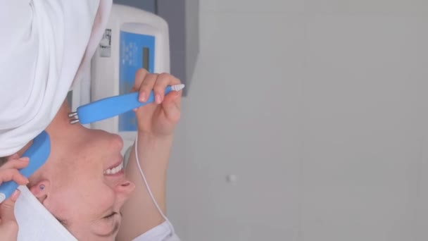 Vacker Kvinna Som Får Ansiktsbehandling Mikroström Förfarande För Att Lyfta — Stockvideo
