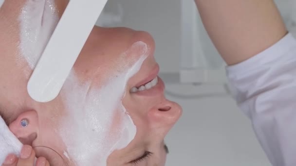 Cosmetólogo Aplica Una Máscara Hidratante Cara Cliente Durante Procedimiento Cuidado — Vídeo de stock