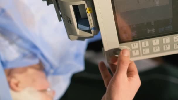 Usando Uma Tela Médica Durante Cirurgia Paciente Idoso Tecnologias Modernas — Vídeo de Stock