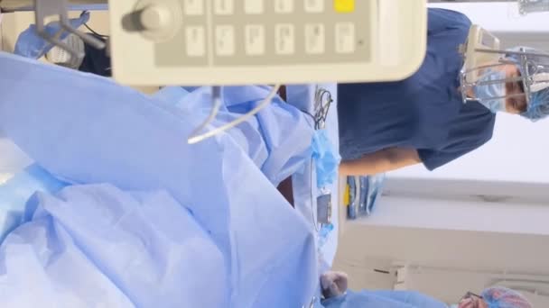 用现代监测器监测心脏外科手术中身体的重要功能 手术过程中的医疗监视器 垂直录像 — 图库视频影像