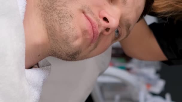 Een Vrouwelijke Cosmetoloog Voert Fonoforese Procedure Uit Verjonging Van Gezichtshuid — Stockvideo
