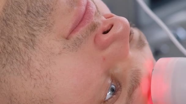 Cosmetologista Realiza Procedimento Fonoforese Rejuvenescimento Pele Facial Para Homens Levantamento — Vídeo de Stock