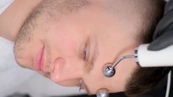 Cosmetoloog Voert Iontophoresis Procedure Uit Verjonging Van Gezichtshuid Voor Mannen — Stockvideo