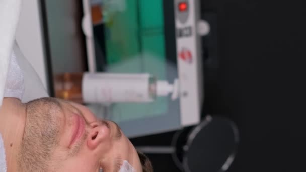 Ein Kosmetiker Führt Eine Gesichtsmassage Mit Einer Tonmaske Durch Die — Stockvideo