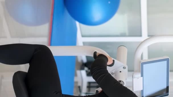 Молодая Женщина Проводит Обследование Позвоночника Диагностической Машине Физиотерапевтом Профессиональная Работа — стоковое видео