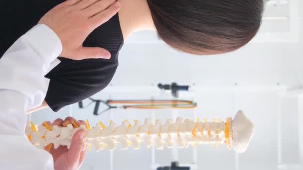 Omurilik Merkezindeki Fizyoterapistin Omurgasını Muayene Eden Kadın Hasta Bir Kadın — Stok video