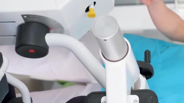 Ein Junges Mädchen Macht Rückengymnastik Auf Einer Modernen Medizintechnik Maschine — Stockvideo