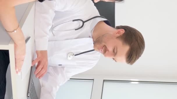 Ung Patient Privat Klinik Talar Med Ortopedläkare Eller Traumatolog Läkare — Stockvideo