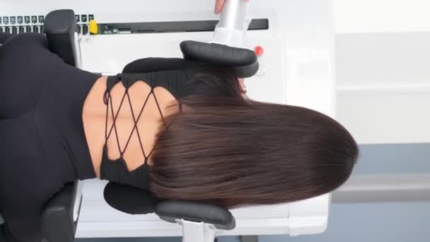 Молодая Женщина Проводит Обследование Позвоночника Диагностической Машине Физиотерапевтом Остеохондроз Грыжа — стоковое видео