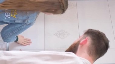 Orta yaşlı çift ev banyosu için yeni seramik fayanslar seçiyor. Dikey video.