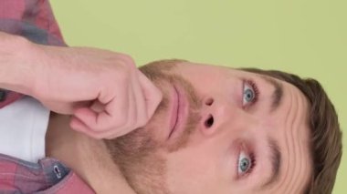 Stüdyoda izole edilmiş Amerikalı dalgın bir adamın portresi. Dikey video.