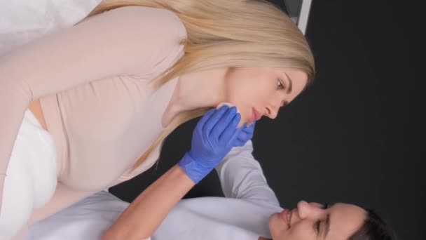 Cosmetologist Makes Injections Lips Beautiful Girl Lip Augmentation Procedure Vertical — Stock Video