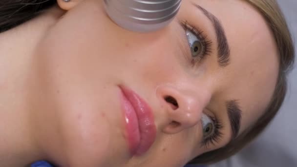 Primer Plano Una Mujer Sometida Procedimiento Fonofóresis Facial Con Gel — Vídeo de stock