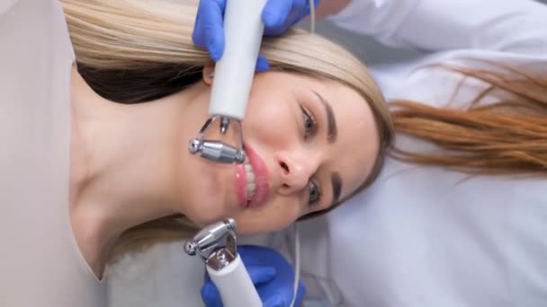 Vertical Video Cosmetologist Performs Iontophoresis Procedure Facial Skin Rejuvenation Women — Stock Video