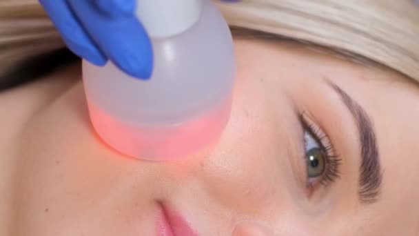 Een Vrouwelijke Cosmetoloog Voert Fonoforese Procedure Uit Gezichtsverjonging Voor Vrouwen — Stockvideo