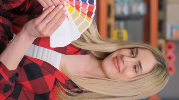 Piękna Dziewczyna Kupuje Narzędzia Renowacji Domu Sklepie Farbami Pokazuje Aparatowi — Wideo stockowe