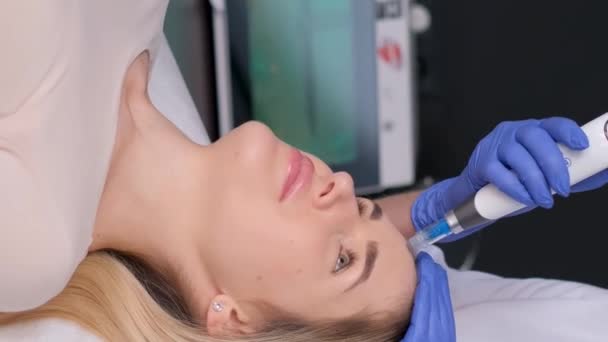 Krásná Mladá Žena Podstupující Dermapen Microneedling Proceduru Pro Obličej Salonu — Stock video