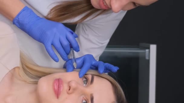 Een Chirurg Met Medische Handschoenen Injecteert Huid Van Het Gezicht — Stockvideo