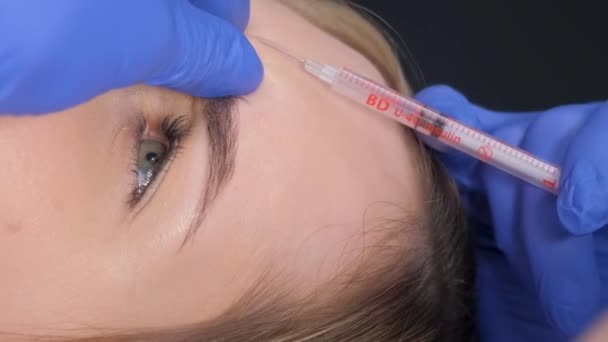 Una Chica Cosmetóloga Hace Inyecciones Los Labios Cara Una Hermosa — Vídeo de stock
