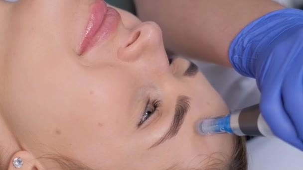 五金美容术 美容术 皮肤贴片 面部区域治疗 面部更新 在美容师那里治疗妇女 垂直录像 — 图库视频影像