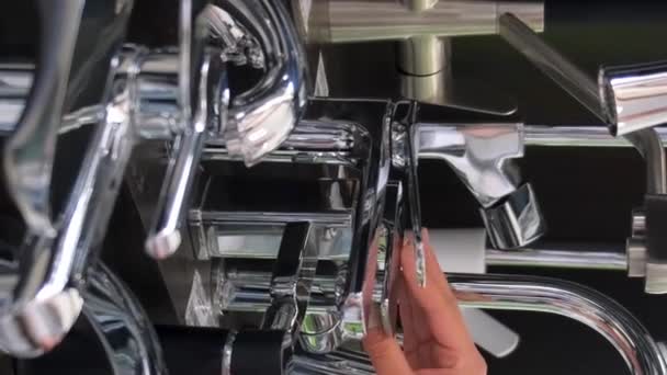 Американка Вибирає Сантехніку Своєї Домашньої Ванної Кімнати Концепція Ремонту Квартири — стокове відео