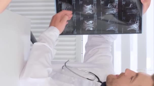 Хребтолог Показує Рентгенівське Зображення Хребта Пацієнту Лікарні Молода Жінка Проводить — стокове відео
