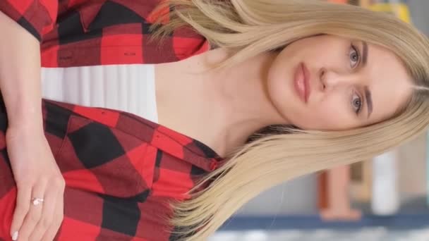 Красива Блондинка Червоній Сорочці Магазині Обладнання Вона Щиро Сміється Камери — стокове відео