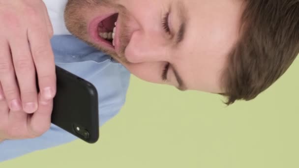 Amusant Verrast Las Modieuze Man Plotseling Het Bericht Zijn Mobiele — Stockvideo