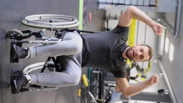 Вертикальне Відео Чоловіка Інвалідному Візку Який Займається Гімнастикою Процес Реабілітації — стокове відео