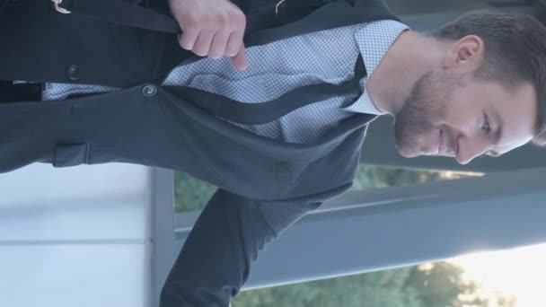 ビジネスセンターの近くにブリーフケースのあるスーツを着たビジネスマン ビジネスの服にハンサムな男 バーティカルビデオ — ストック動画