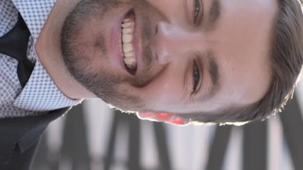 Portret Biznesmena Brodą Uśmiechającego Się Kamery Piękny Słoneczny Dzień Ten — Wideo stockowe