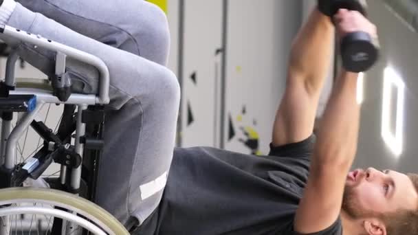 Ein Behinderter Mann Rollstuhl Trainiert Hebt Hanteln Der Turnhalle Sport — Stockvideo