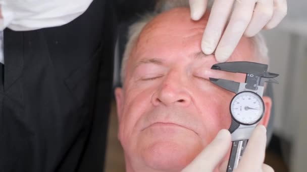 Samråd Med Plastikkirurg Förberedelser För Operation Ansiktet Äldre Man Föryngring — Stockvideo