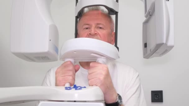 Tandlæge Røntgenmaskine Med Cephalometrisk Sokkel Ældre Mand Tager Billede Hans – Stock-video