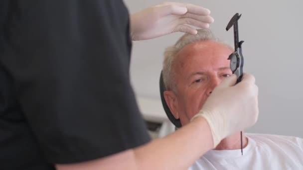 整形外科医生咨询老年病人 为老年男子的面部整形手术做准备 — 图库视频影像
