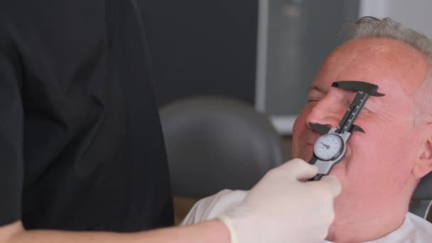 Подготовка Пластической Хирургии Лице Пожилого Человека Пластический Хирург Измеряет Лицо — стоковое видео
