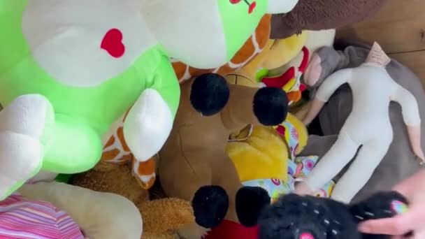 中古の柔らかいおもちゃ 子どもたちへの人道支援 バーティカルビデオ — ストック動画