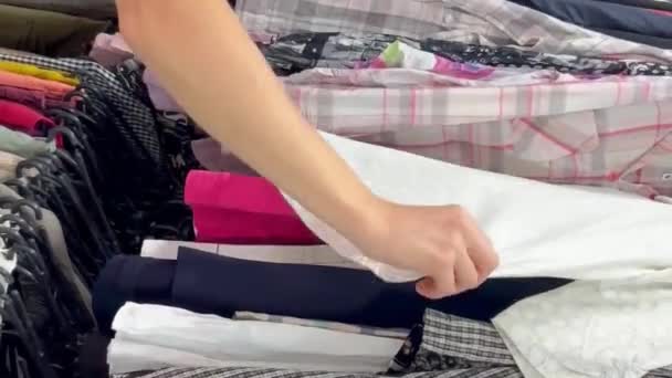 Eine Junge Frau Sucht Sich Einem Geschäft Kleidung Aus Black — Stockvideo